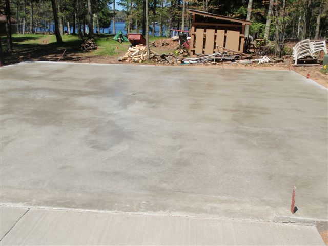 Slab with smooth finish and the apron with a broomed finish